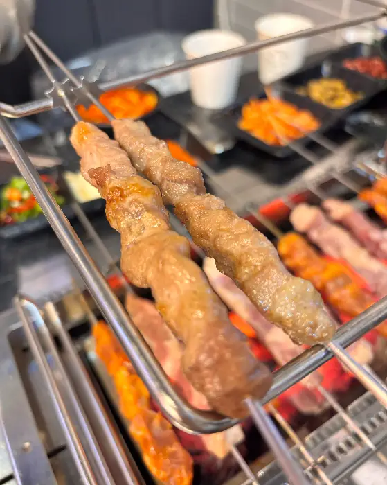 손에 들린 양꼬치 꼬치