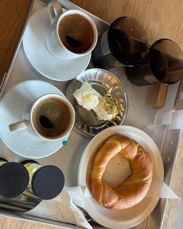 커피와 카이막, 빵이 함께 놓인 쟁반