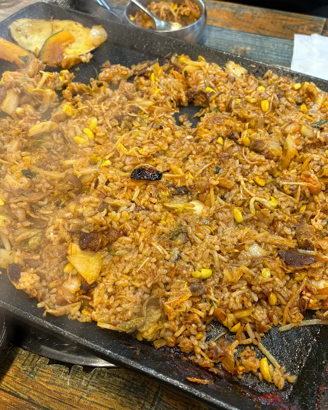 불판 위에 펼쳐진 먹음직스러운 볶음밥