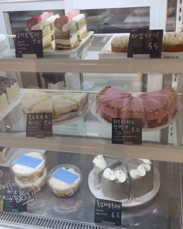 쇼케이스 가득 찬 케이크