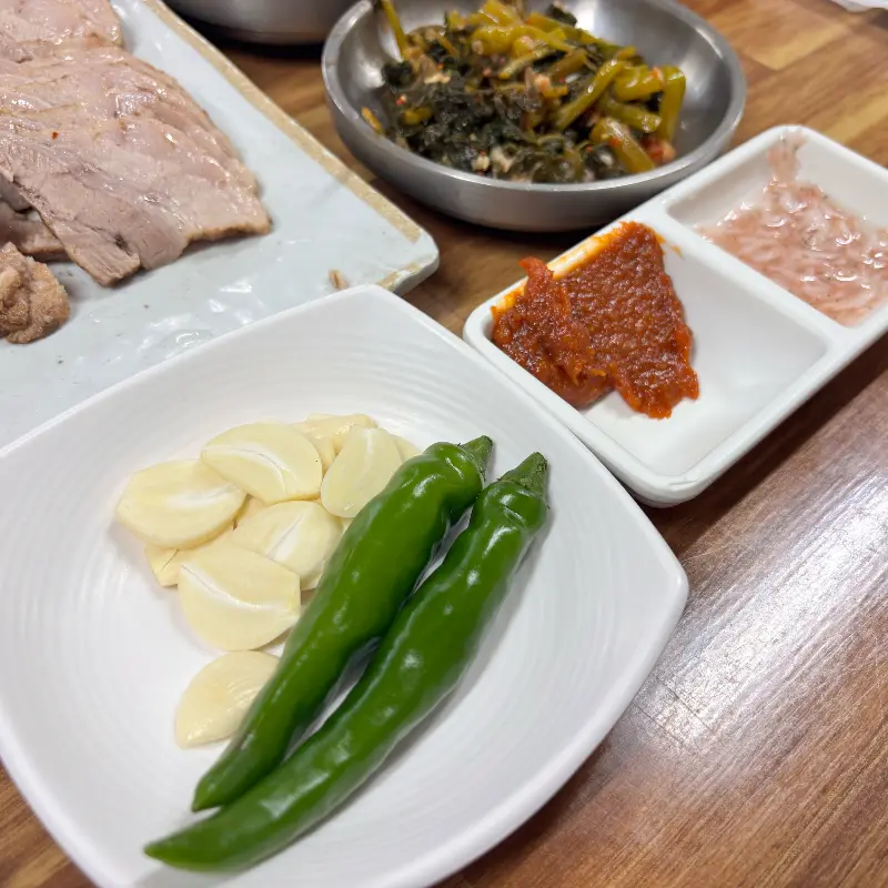 젓가락을 멈출 수 없게 만드는 비빔막국수의 매콤달콤한 자태