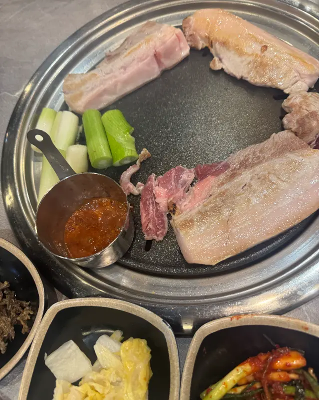 불판 위의 삼겹살