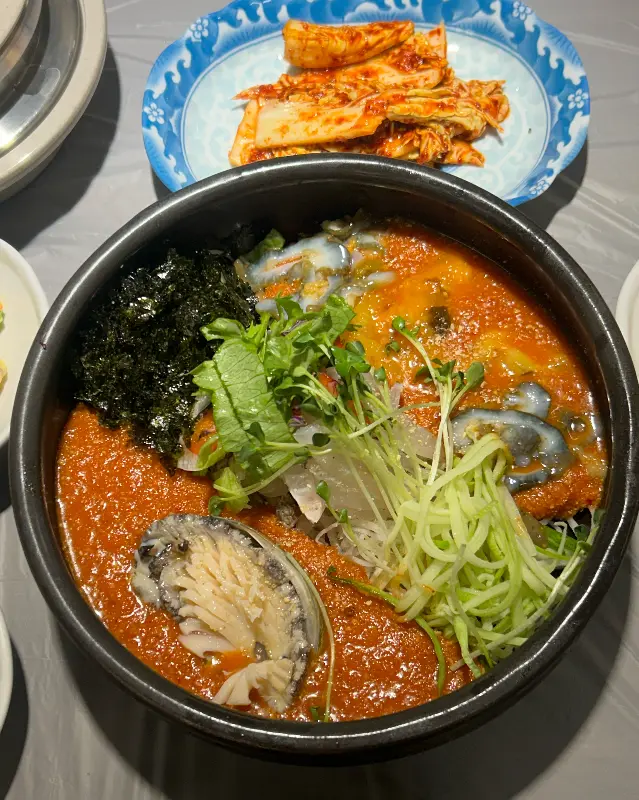 싱싱한 해산물이 가득한 전복물회