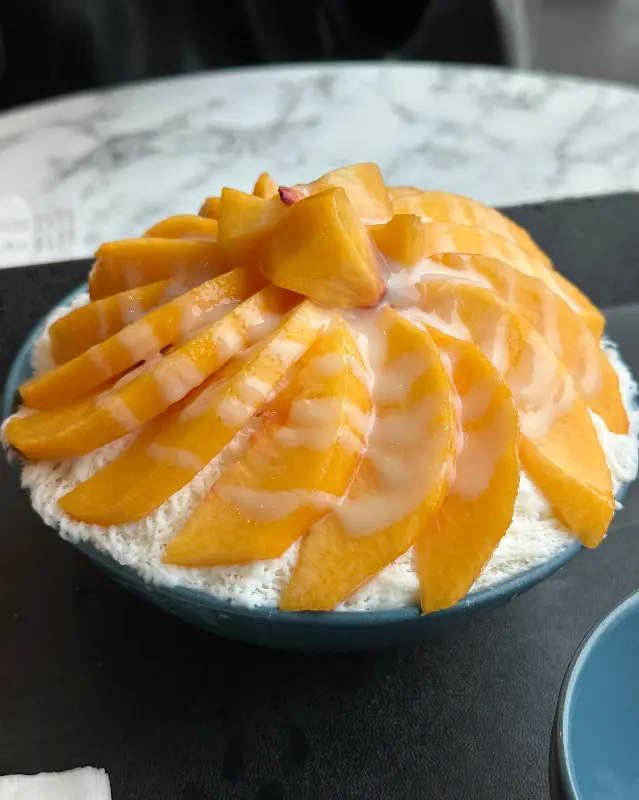 탐스러운 천도복숭아가 듬뿍 올라간 빙수의 모습