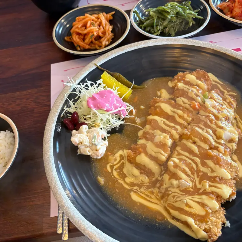 머스타드 소스가 뿌려진 돈까스