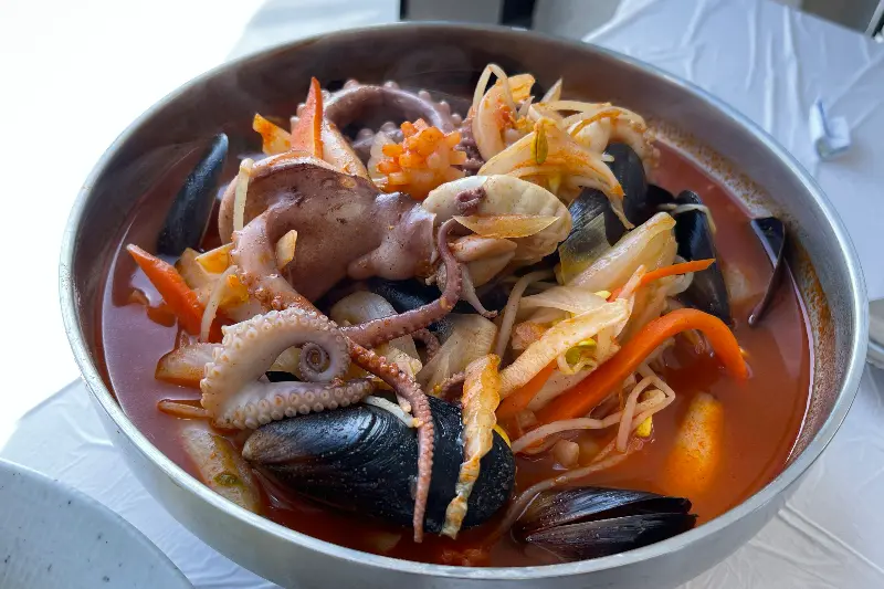 해산물이 푸짐하게 들어간 짬뽕
