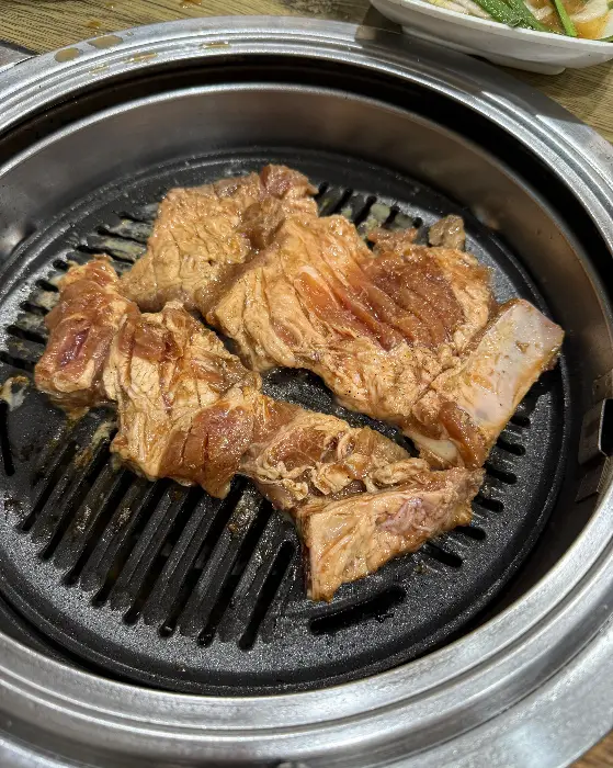 불판 위에 구워지는 신선한 살치살