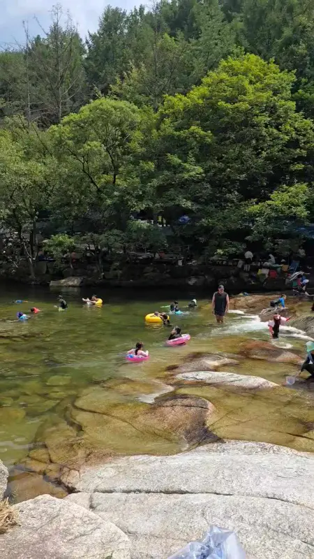 계곡 앞에서 즐기는 치킨은 더욱 꿀맛