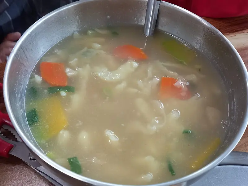 숟가락 위에 올려진 수제비