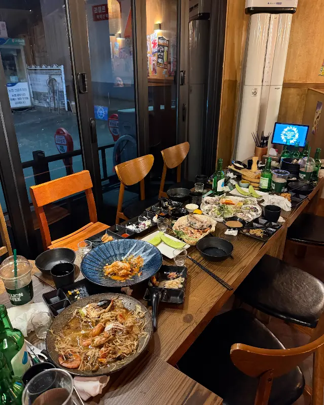 호야호야 내부 테이블 모습