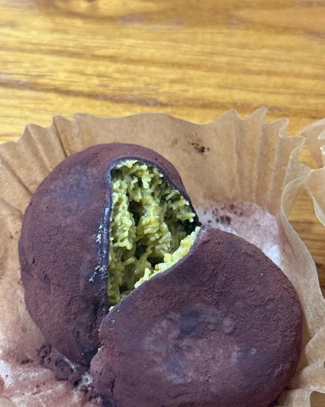 단면을 보여주는 두쫀쿠 초콜릿