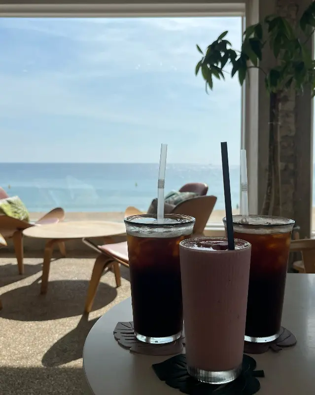 카페 내부 샹들리에