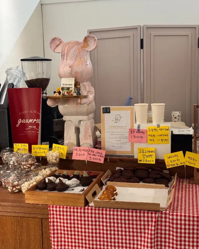 다양한 디저트가 진열된 매대