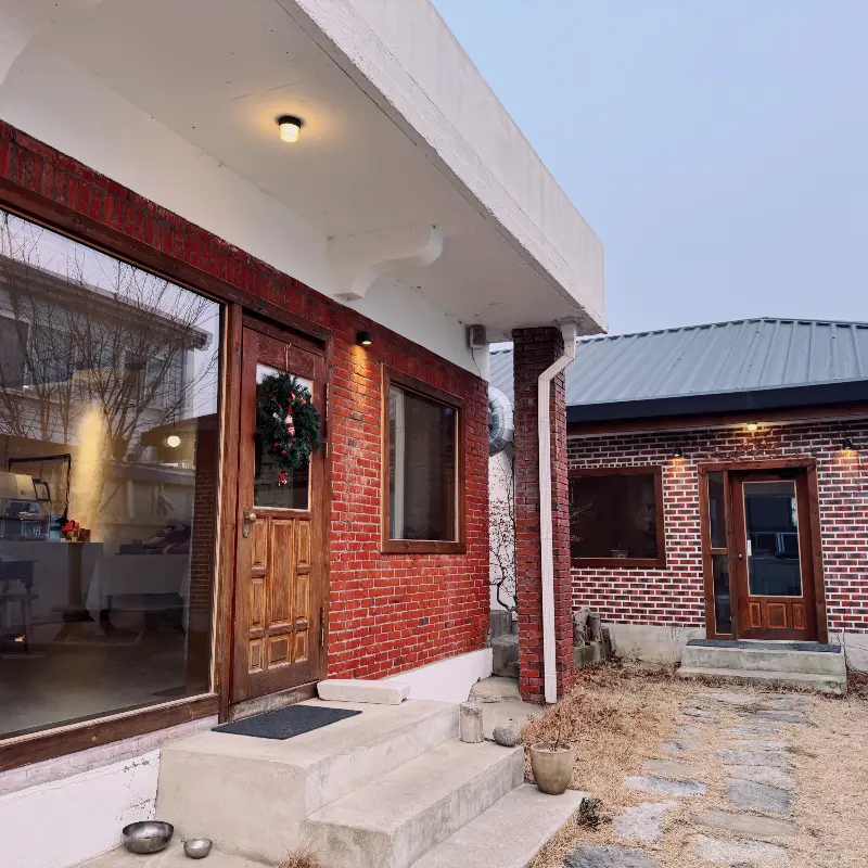 붉은 벽돌 건물 외관