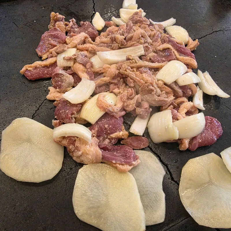 온돌판에 구워지는 오리고기