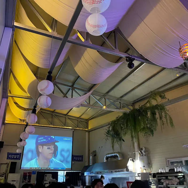 스크린이 설치된 넓은 내부