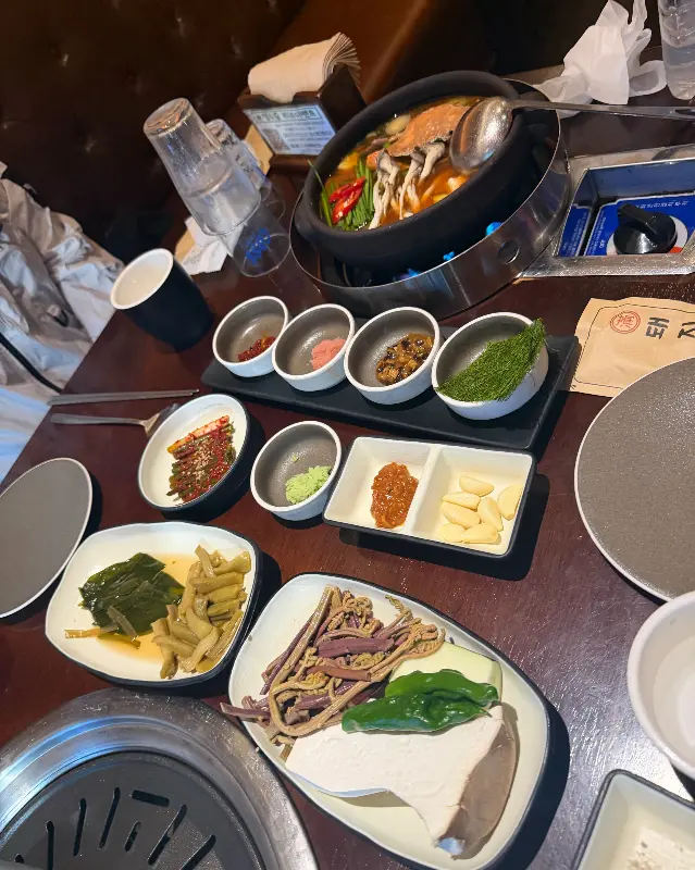 푸짐하게 차려진 한 상