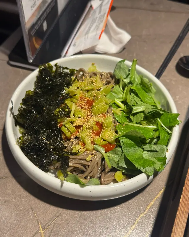 입맛을 돋우는 육미안의 냉면