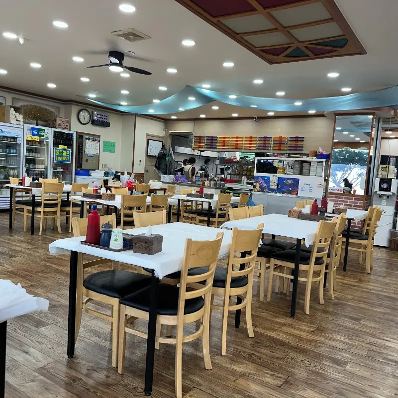 넓고 깔끔한 매장 내부