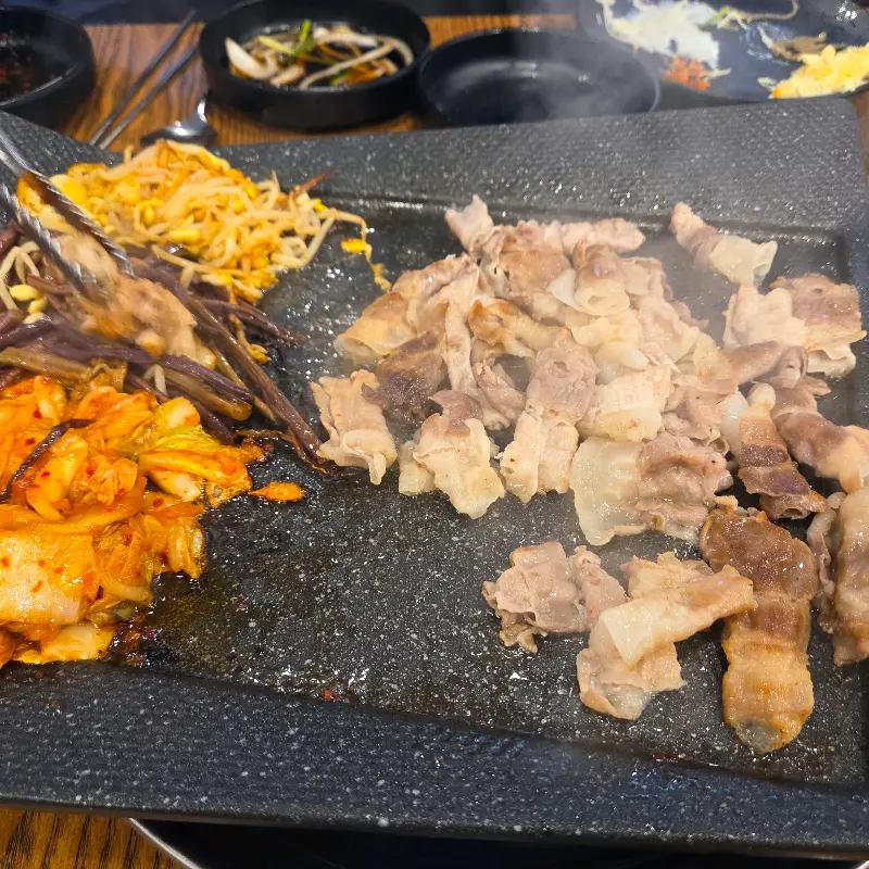 잘 익은 고기와 김치, 콩나물의 조화