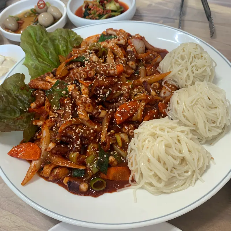 소면과 함께 먹는 낙지볶음