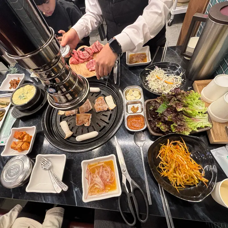 고기를 구워주는 직원