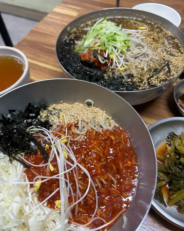 정갈하게 담겨 나온 순메밀 물막국수와 비빔막국수