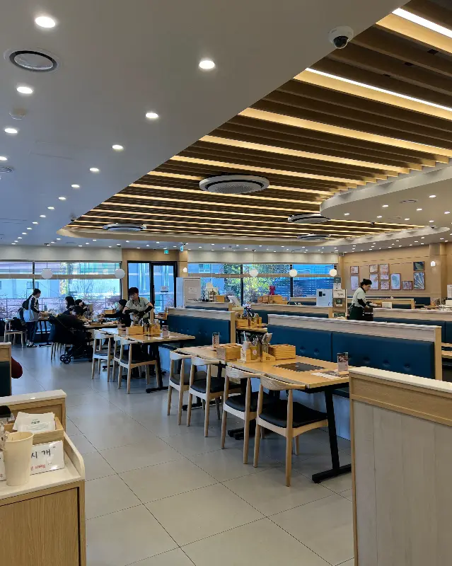 넓고 쾌적한 매장 내부