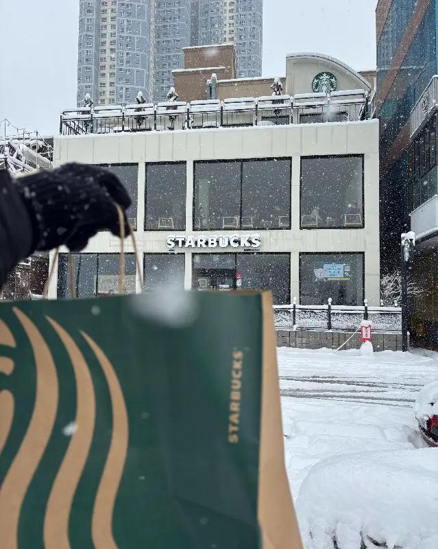 눈 덮인 스타벅스 건물 외관
