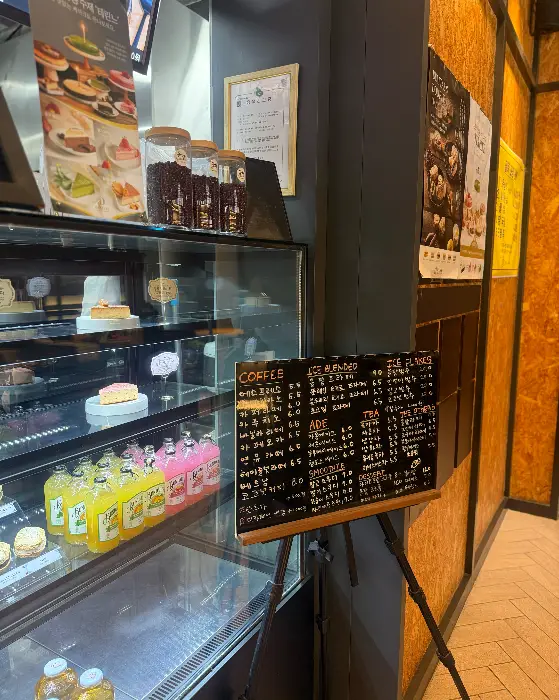 매장 내 디저트 진열대와 메뉴판