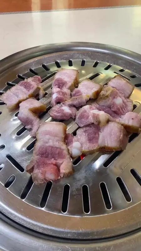 불판 위에서 익어가는 초벌 돼지고기