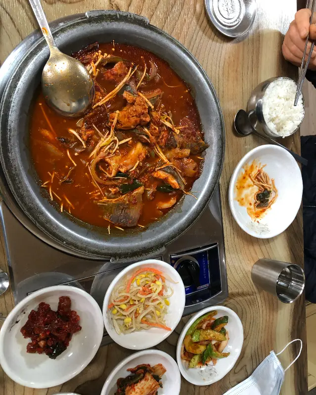 갖은 채소가 듬뿍 들어간 매운탕