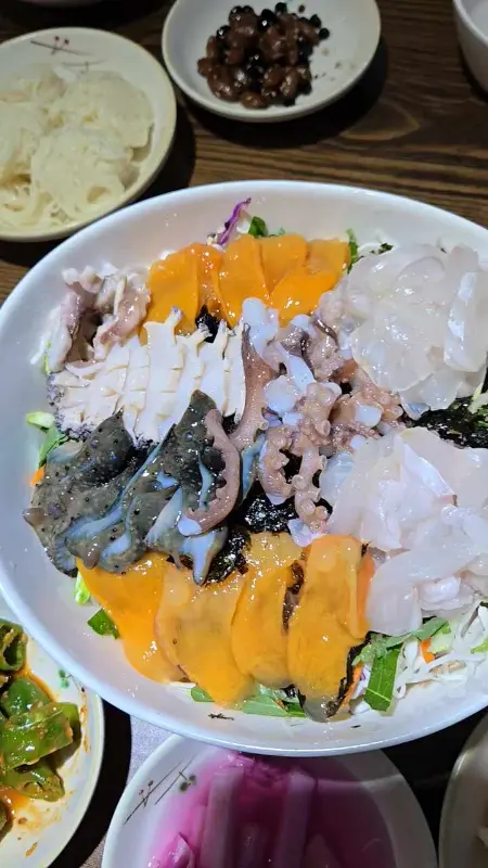 다채로운 해산물이 가득한 물회