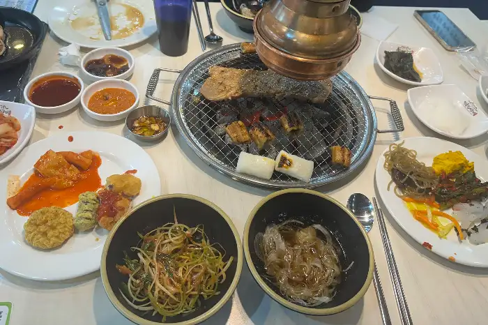 테이블 가득 차려진 푸짐한 한상차림