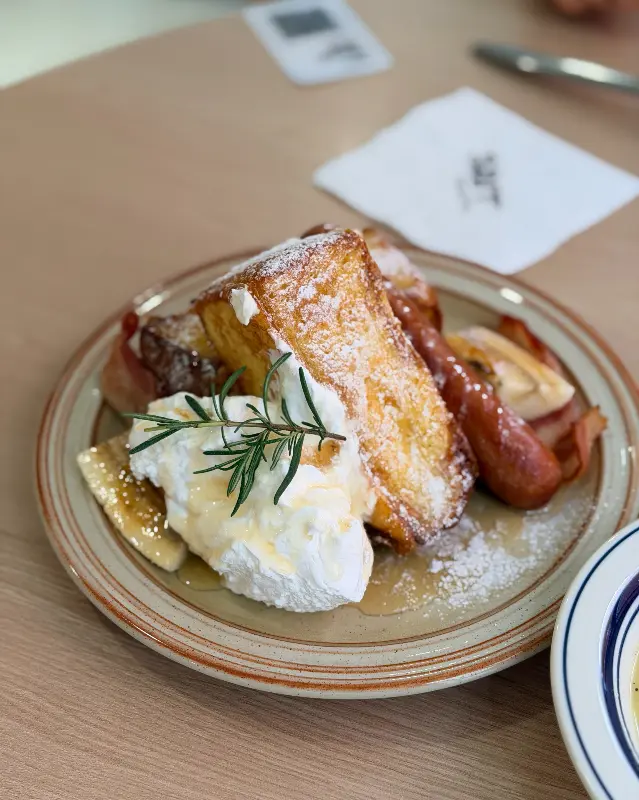 접시에 담긴 프렌치 토스트