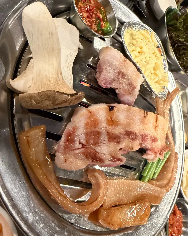 불판 위에 껍데기와 버섯