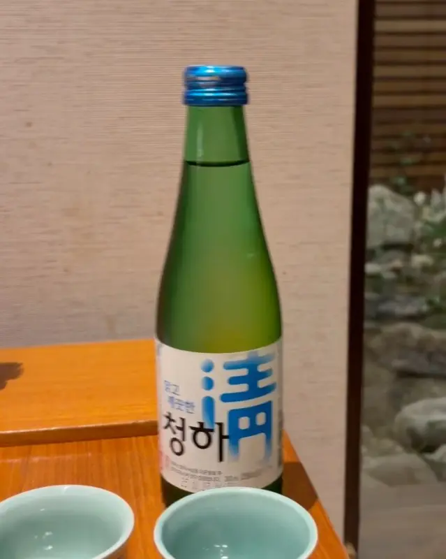 청량감을 더하는 청하 한 병