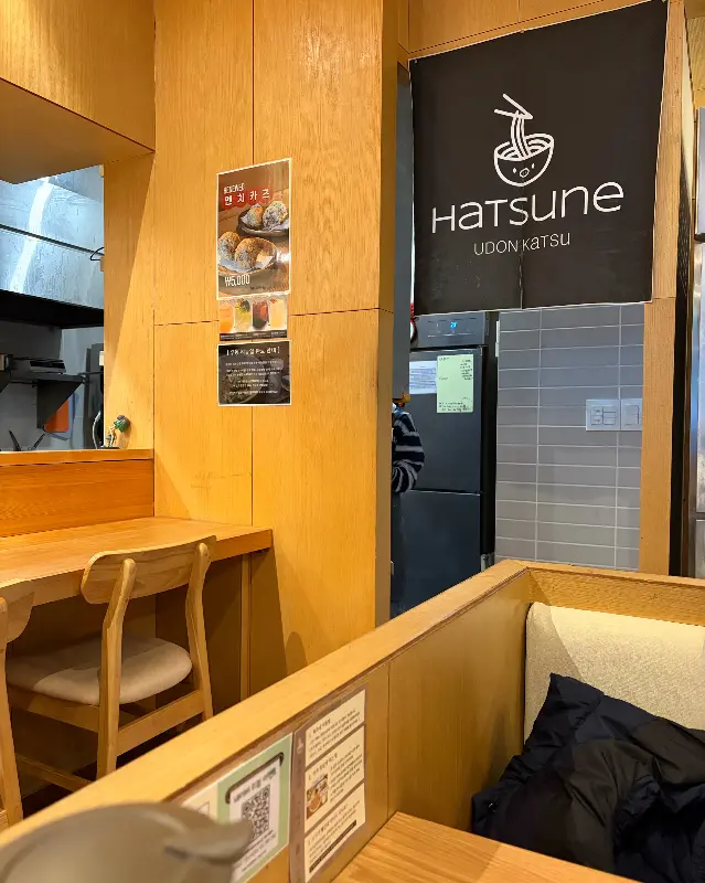 따뜻한 분위기의 하츠네 내부 인테리어