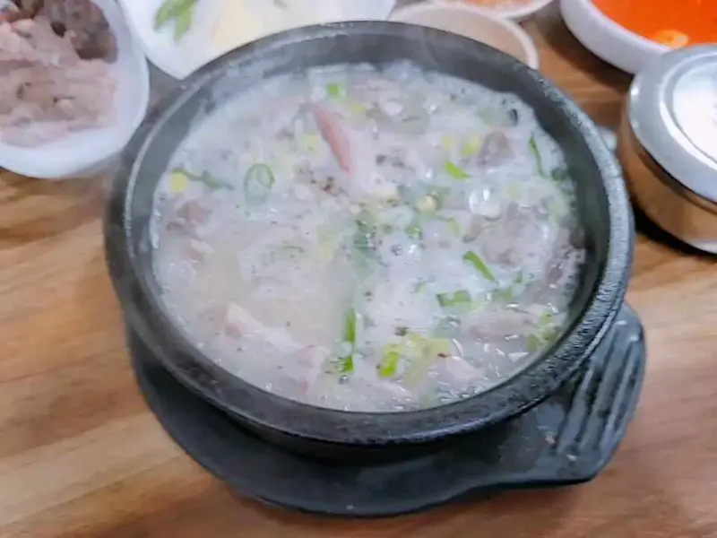 테이블 위에 놓인 순대국밥 한 상 차림