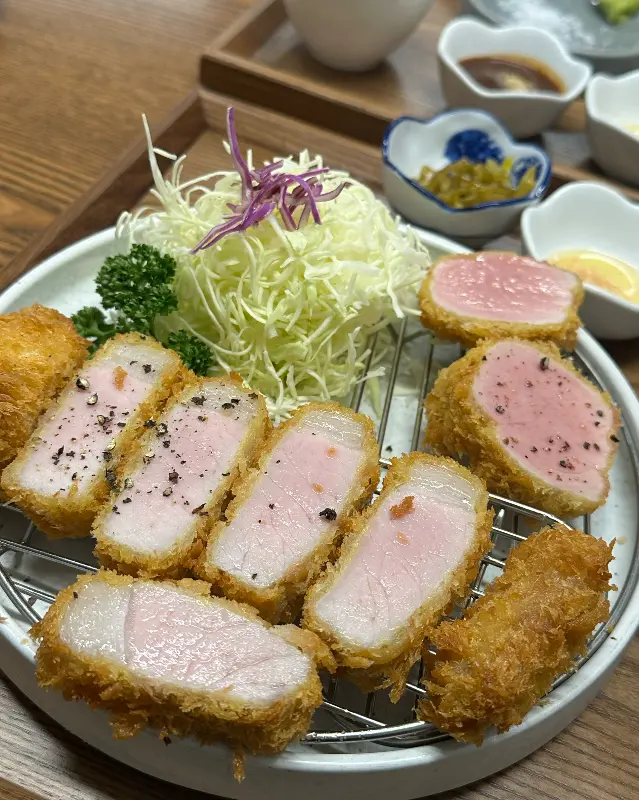 촉촉한 육즙이 가득한 안심카츠 단면