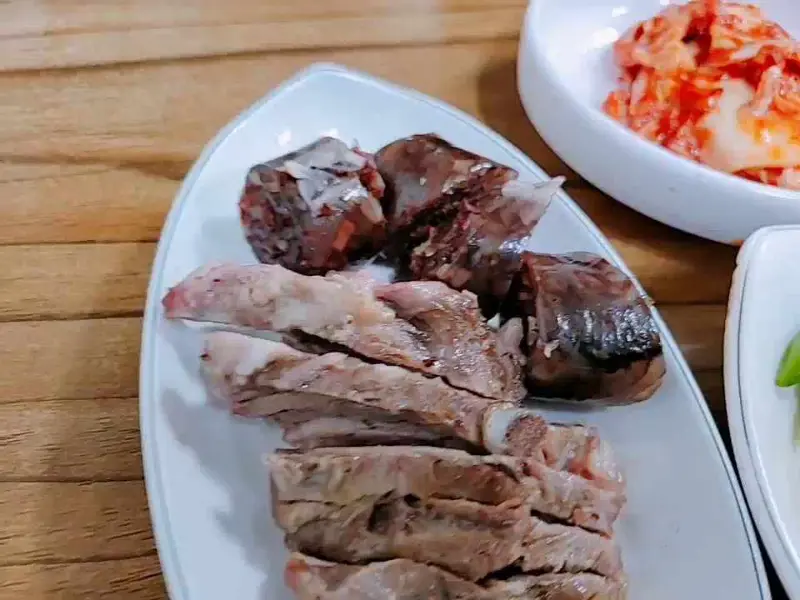 순대와 머릿고기가 함께 담겨 나온 접시