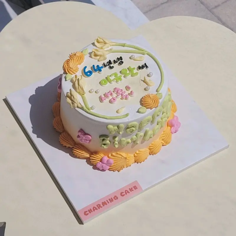 꽃 장식이 아름다운 케이크