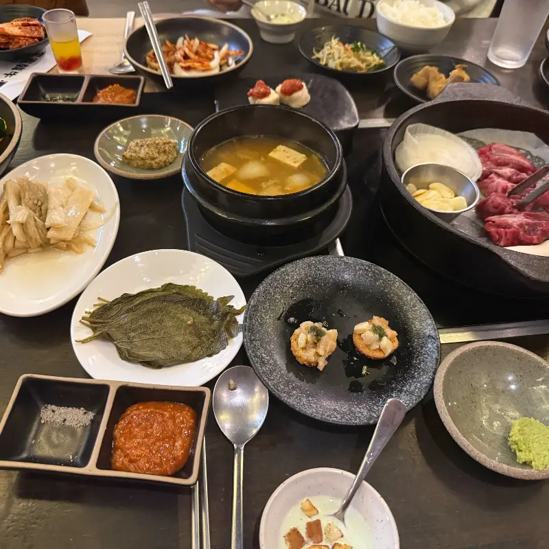 푸짐하게 차려진 이헌한우 본점의 한 상 차림