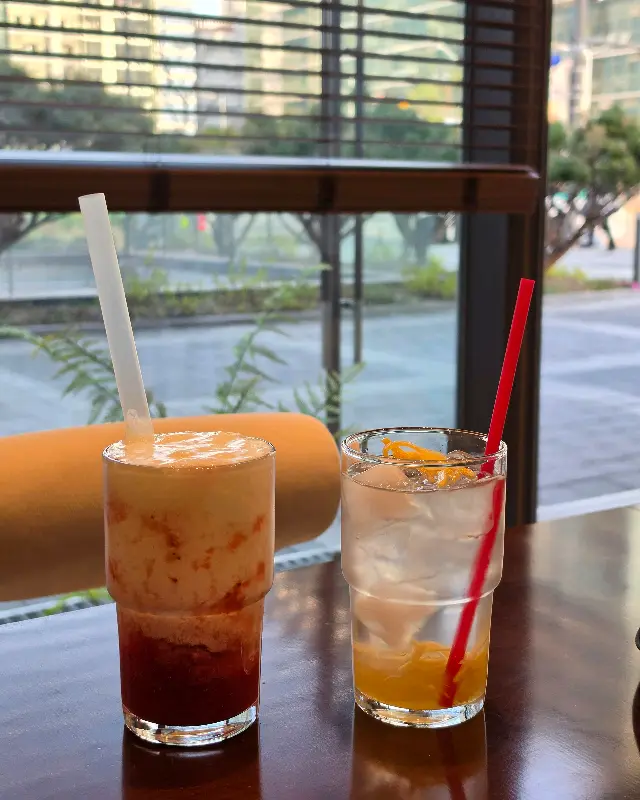 창가 자리에 놓인 음료 두 잔