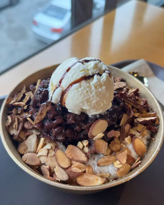 아이스크림과 팥이 듬뿍 올라간 팥빙수 클로즈업
