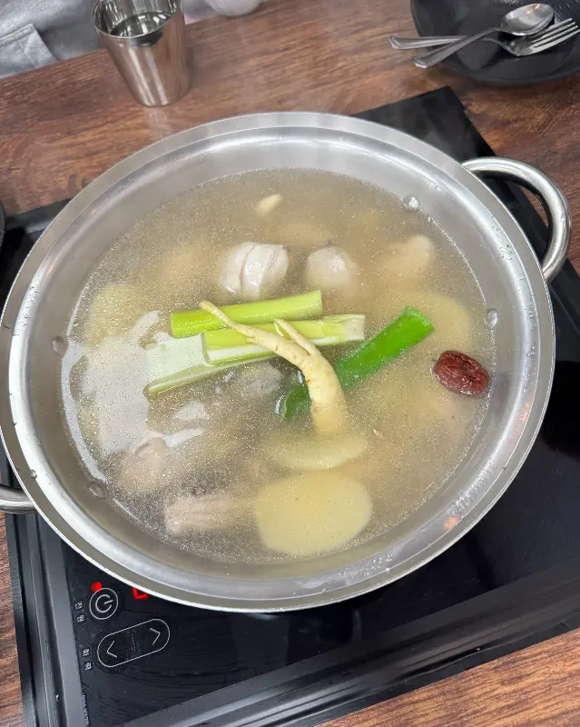 뽀얀 국물에 닭고기, 떡, 감자, 대파까지 푸짐하게 들어간 닭한마리