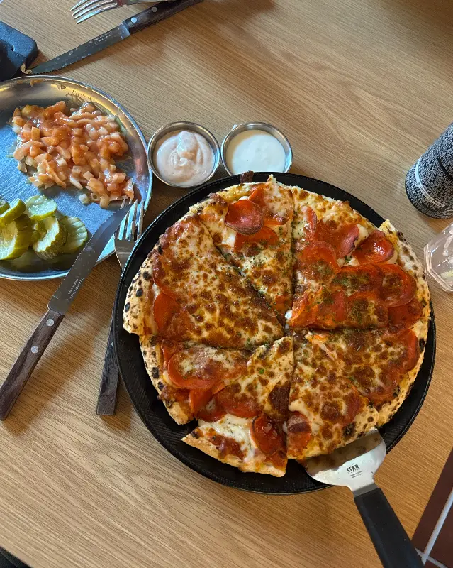 페퍼로니 피자와 곁들임 메뉴