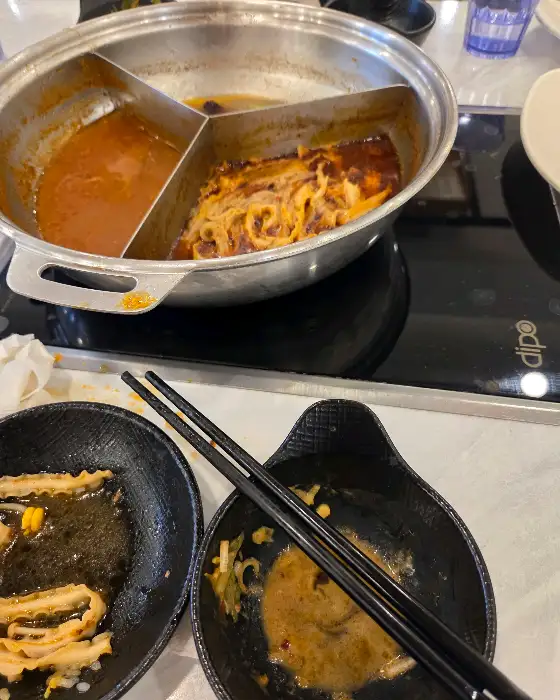 훠궈 냄비와 곁들임 음식