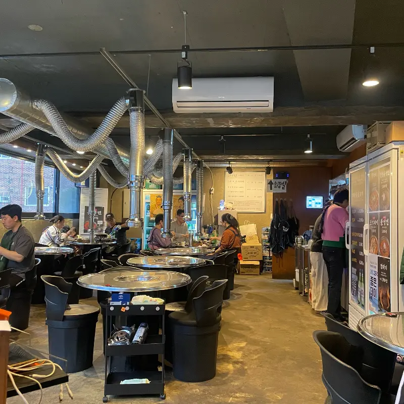 넓고 쾌적한 식당 내부