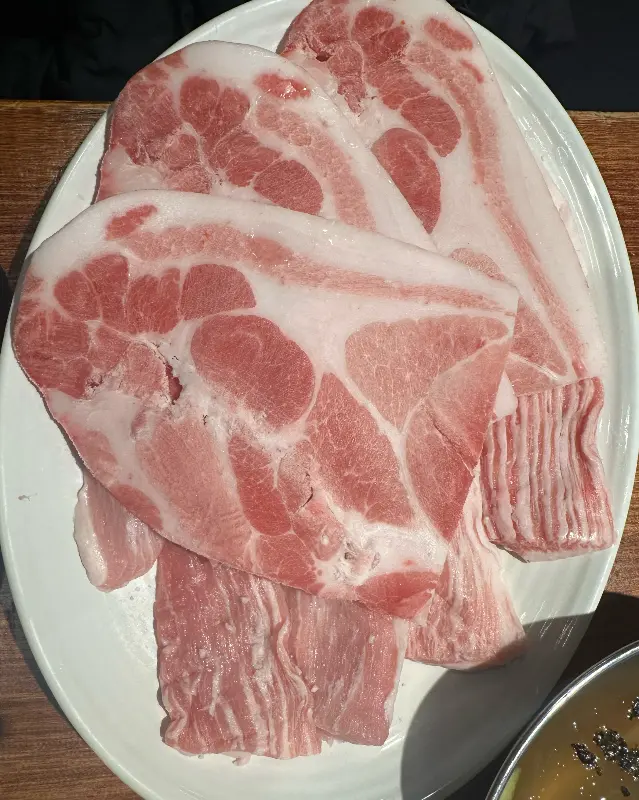 신선한 삼겹살의 클로즈업 샷